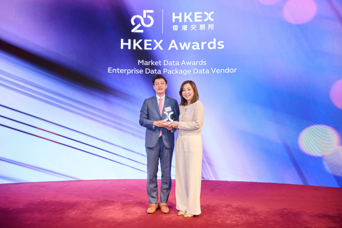 ▲8일 홍콩 현지에서 개최된 ‘HKEX 어워즈 2024’에서 미래에셋증권 디지털부문 안인성 대표가 상을 수상하고 있다.