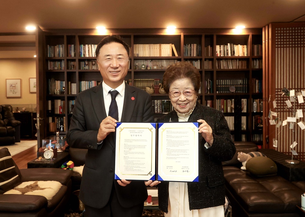 ▲(왼쪽부터)유신열 신세계디에프 대표와 강인숙 영인문학관장이 업무협약 체결 후 기념촬영을 하고 있다. (사진제공=신세계디에프)