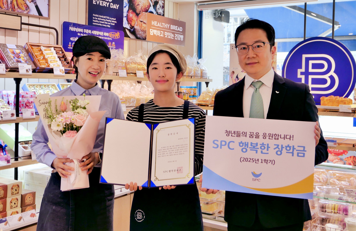 ▲파리바게뜨 안산라성점에서 SPC행복한장학금 장학생으로 선발된 학생(가운데)이 가맹점 대표, SPC행복한재단 관계자와 함께 기념촬영을 하고 있다. (사진제공=SPC삼립)