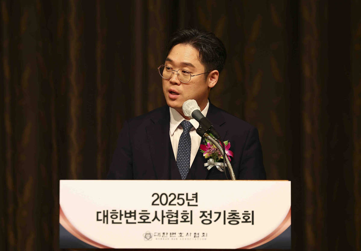 ▲김정욱 제53대 대한변호사협회장이 2월 24일 서울 중구 롯데호텔에서 열린 제53대 변협회장 취임식에서 취임사를 하고 있다. (뉴시스)