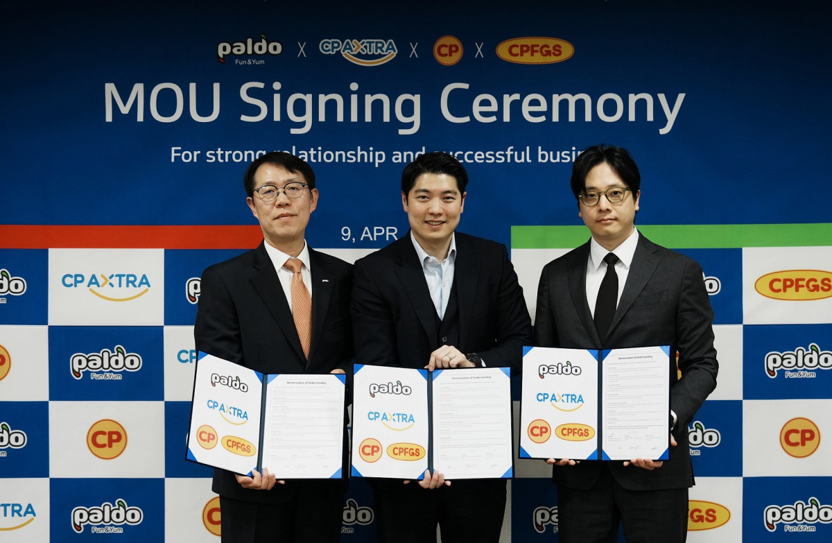 ▲(왼쪽부터)권성균 팔도 대표이사, 타닛 치라바논 CP Axtra 총괄 대표, 김우영 CP KOREA 대표이사가 업무협약 기념 사진을 촬영하고 있다. (사진제공=팔도)