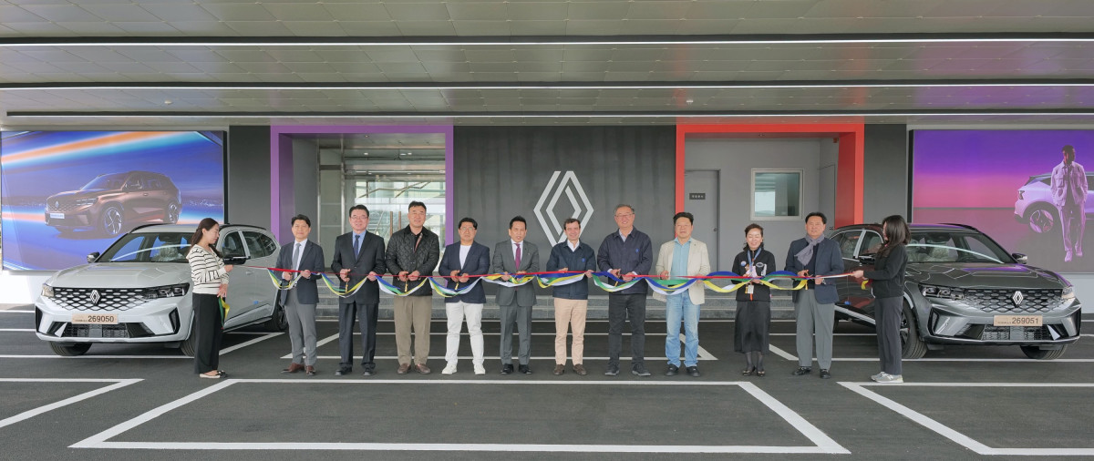 ▲9일 개최된 르노코리아 부산 물류센터 고객 출고장 개관식에서 르노코리아 스테판 드블레즈 사장(왼쪽 여섯번째)을 비롯한 내빈들이 기념사진을 촬영하고 있다. (사진=르노코리아)