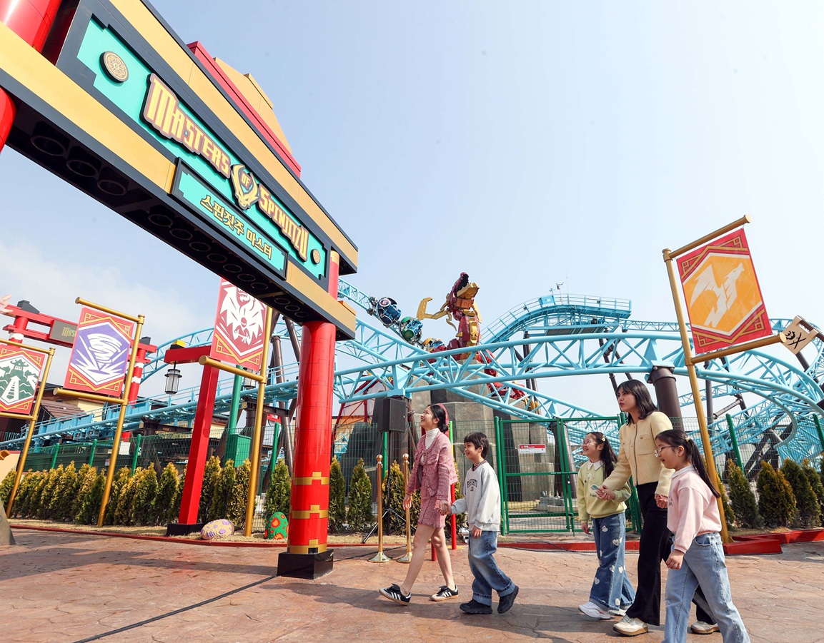 ▲레고랜드코리아의 '스핀짓주 마스터'를 탑승하러 가는 가족 고객들. (사진제공=레고랜드코리아 )