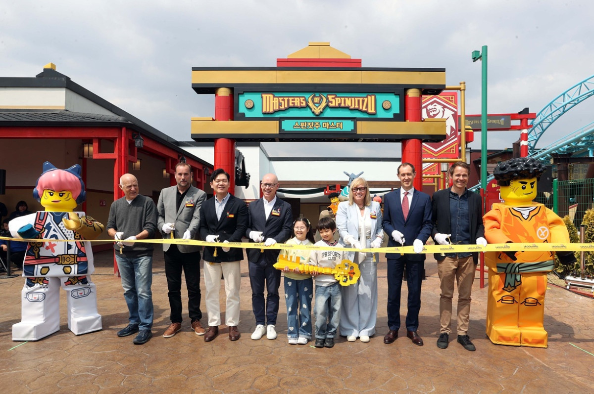 ▲이순규 레고랜드코리아 리조트 대표, 피오나 이스트 우드 멀린 엔터테인먼트 CEO 등 9인이 레고랜드 코리아의 ‘스핀짓주 마스터’ 공식 오픈을 기념하는 테이프 커팅식을 진행했다.  (사진제공=레고랜드코리아)