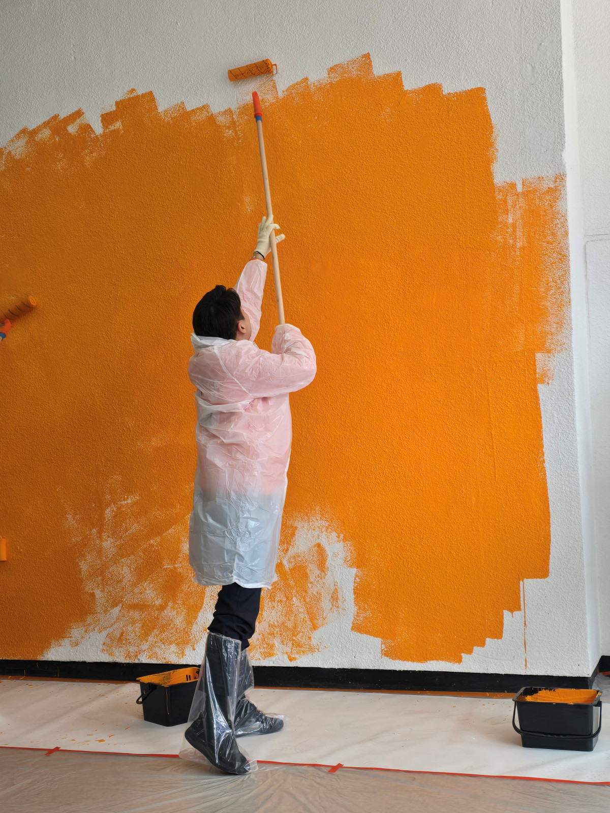 ▲이준석 개혁신당 의원이 10일 서울 강남역 인근 선거 사무소에서 '오렌지로 컬러링' 행사를 열고 벽면을 당의 상징인 주황색으로 칠하고 있다. 정수천 기자 int1000@