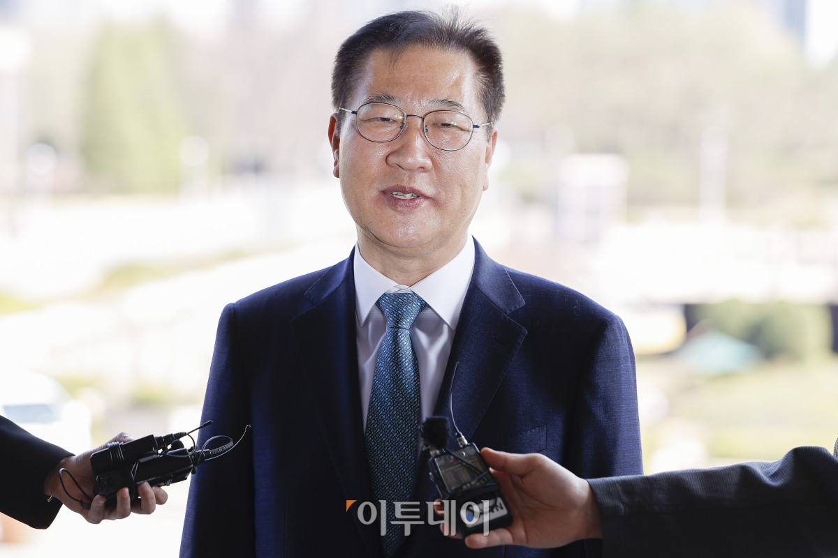 ▲박성재 법무부 장관이 10일 경기 과천시 법무부에 업무복귀를 위해 출근하며 입장을 밝히고 있다. 이날 헌법재판소는 박 장관에 대한 국회의 탄핵소추를 기각했다. 조현호 기자 hyunho@