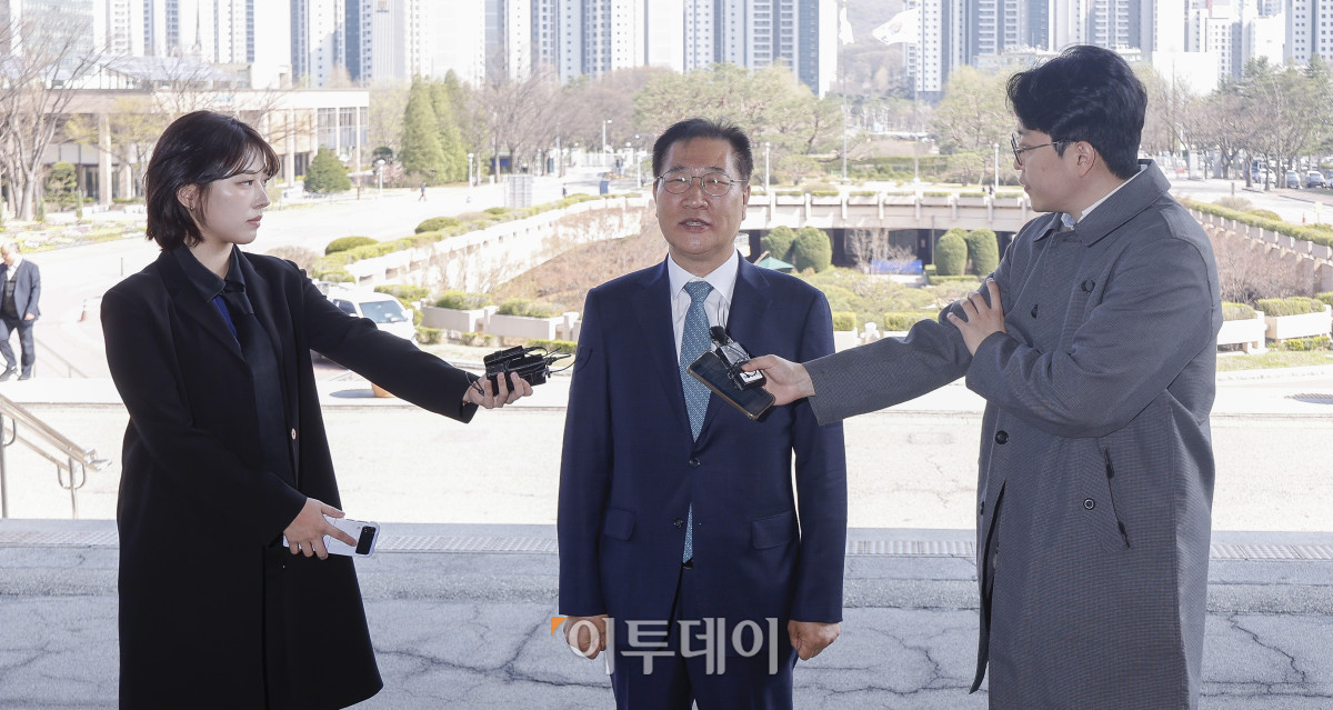 ▲박성재 법무부 장관이 10일 경기 과천시 법무부에 업무복귀를 위해 출근하며 입장을 밝히고 있다. 이날 헌법재판소는 박 장관에 대한 국회의 탄핵소추를 기각했다. 조현호 기자 hyunho@