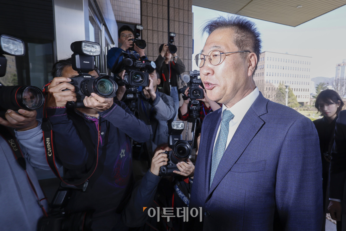 ▲박성재 법무부 장관이 10일 경기 과천시 법무부에 업무복귀를 위해 출근하고 있다. 이날 헌법재판소는 박 장관에 대한 국회의 탄핵소추를 기각했다. 조현호 기자 hyunho@