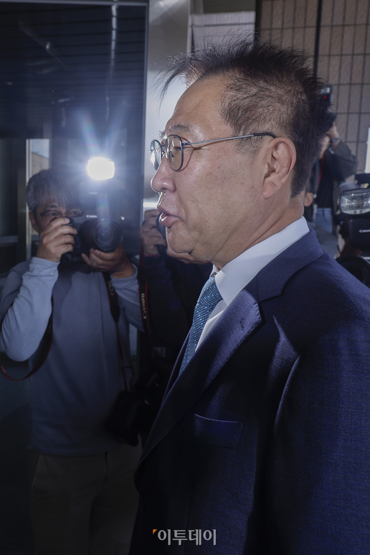 ▲박성재 법무부 장관이 10일 경기 과천시 법무부에 업무복귀를 위해 출근하고 있다. 이날 헌법재판소는 박 장관에 대한 국회의 탄핵소추를 기각했다. 조현호 기자 hyunho@