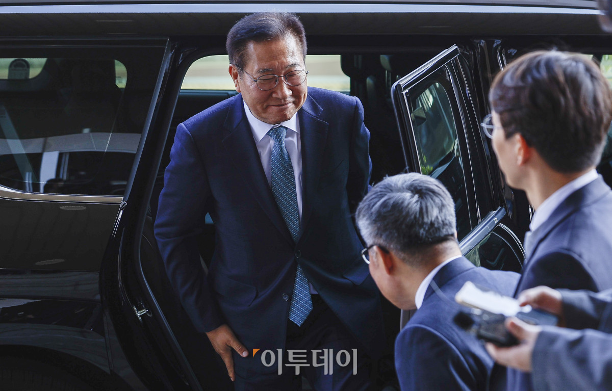 ▲박성재 법무부 장관이 10일 경기 과천시 법무부에 업무복귀를 위해 출근하고 있다. 이날 헌법재판소는 박 장관에 대한 국회의 탄핵소추를 기각했다. 조현호 기자 hyunho@