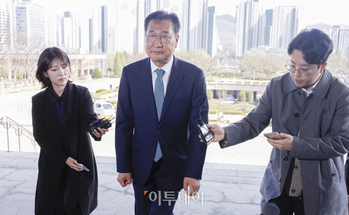 ▲박성재 법무부 장관이 10일 경기 과천시 법무부에 업무복귀를 위해 출근하며 입장을 밝히고 있다. 이날 헌법재판소는 박 장관에 대한 국회의 탄핵소추를 기각했다. 조현호 기자 hyunho@