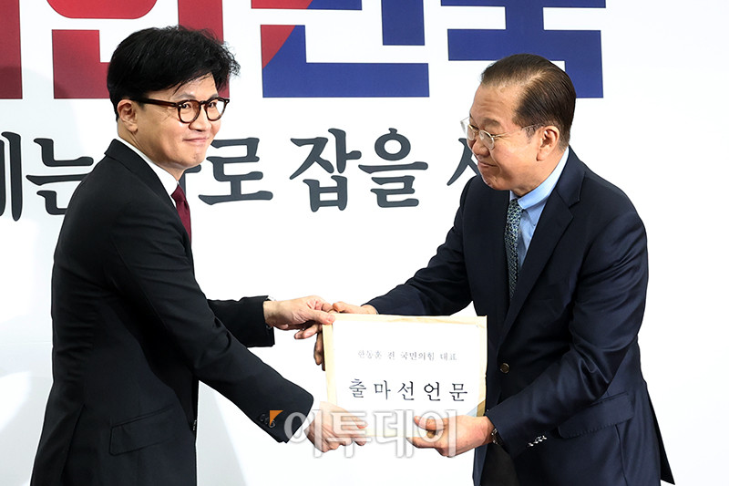 ▲한동훈(왼쪽) 전 국민의힘 대표가 10일 서울 여의도 국회에서 권영세 국민의힘 비상대책위원장에게 출마선언문을 전달하고 있다. 고이란 기자 photoeran@