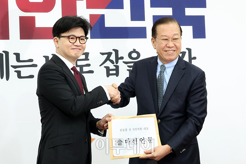 ▲한동훈(왼쪽) 전 국민의힘 대표가 10일 서울 여의도 국회에서 권영세 국민의힘 비상대책위원장에게 출마선언문을 전달하고 있다. 고이란 기자 photoeran@