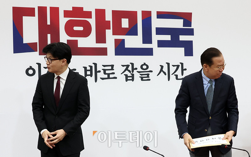 ▲한동훈(왼쪽) 전 국민의힘 대표가 10일 서울 여의도 국회에서 권영세 국민의힘 비상대책위원장에게 출마선언문을 전달하고 자리로 향하고 있다. 고이란 기자 photoeran@
