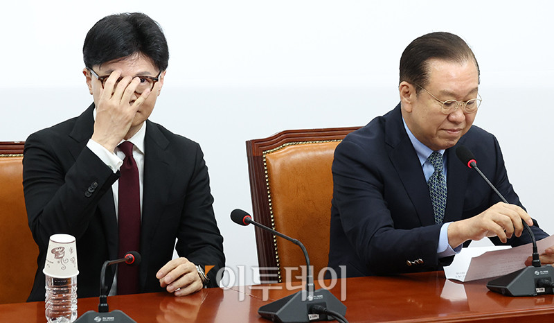 ▲한동훈(왼쪽) 전 국민의힘 대표가 10일 서울 여의도 국회에서 권영세 국민의힘 비상대책위원장을 만나고 있다. 고이란 기자 photoeran@