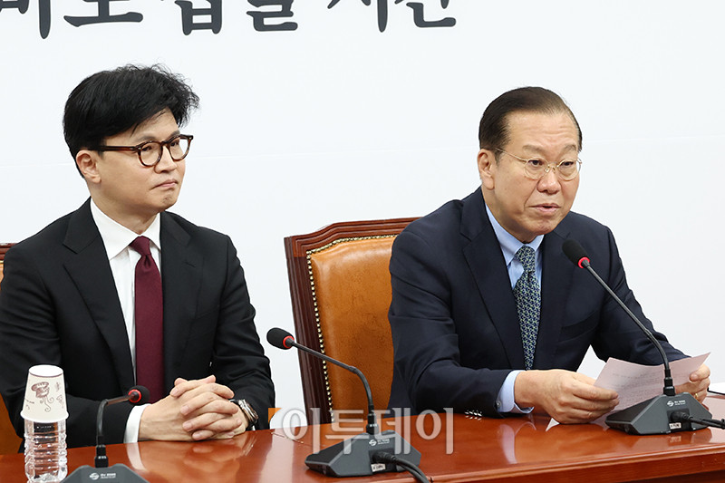 ▲권영세(오른쪽) 국민의힘 비상대책위원장이 10일 서울 여의도 국회에서 한동훈 전 대표를 만나 발언을 하고 있다. 고이란 기자 photoeran@