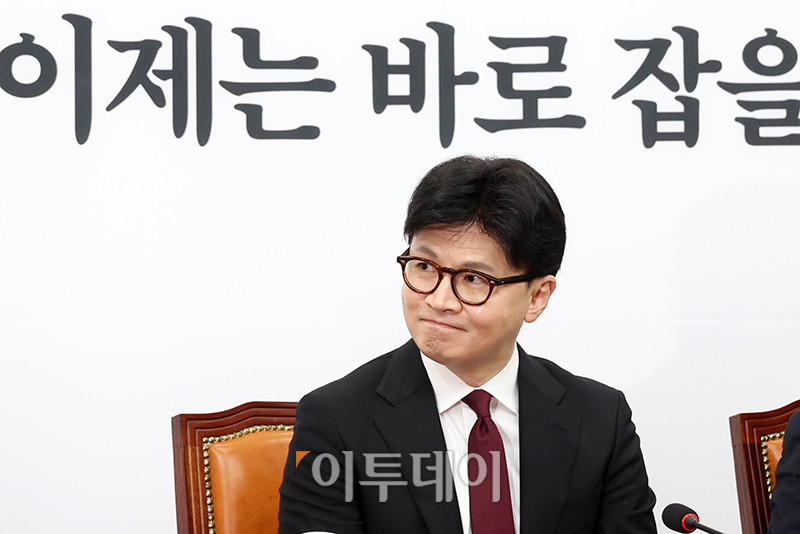 ▲한동훈 전 국민의힘 대표가 10일 서울 여의도 국회에서 권영세 국민의힘 비상대책위원장을 만나고 있다. 고이란 기자 photoeran@