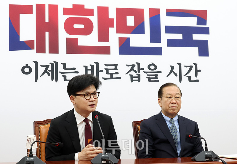 ▲한동훈(왼쪽) 국민의힘 전 대표가 10일 서울 여의도 국회에서 권영세 국민의힘 비상대책위원장을 만나 발언을 하고 있다. 고이란 기자 photoeran@