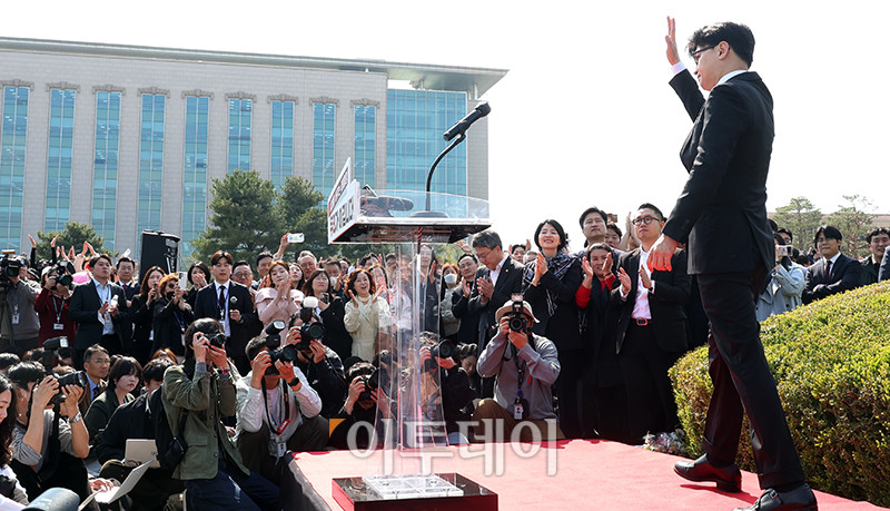 ▲한동훈 전 국민의힘 대표가 10일 서울 여의도 국회 분수대 앞에서 대선 출마 선언을 마치고 인사하고 있다. 고이란 기자 photoeran@