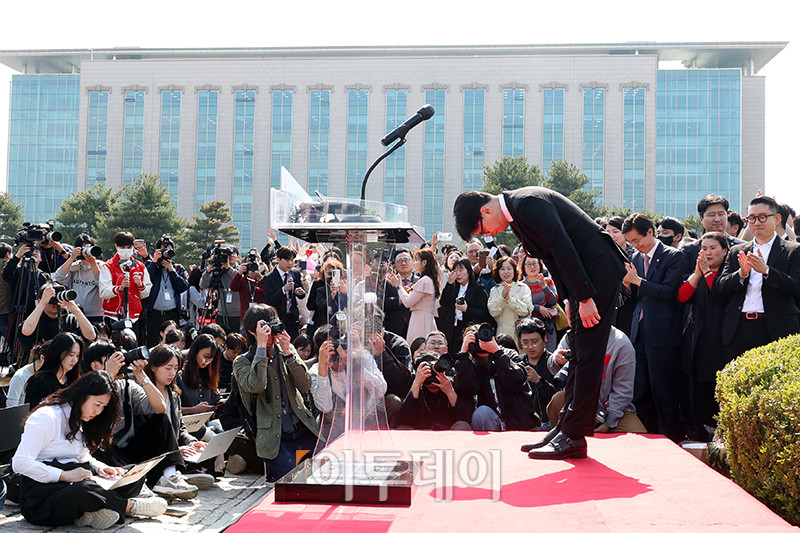 ▲한동훈 전 국민의힘 대표가 10일 서울 여의도 국회 분수대 앞에서 대선 출마 선언을 마치고 인사하고 있다. 고이란 기자 photoeran@