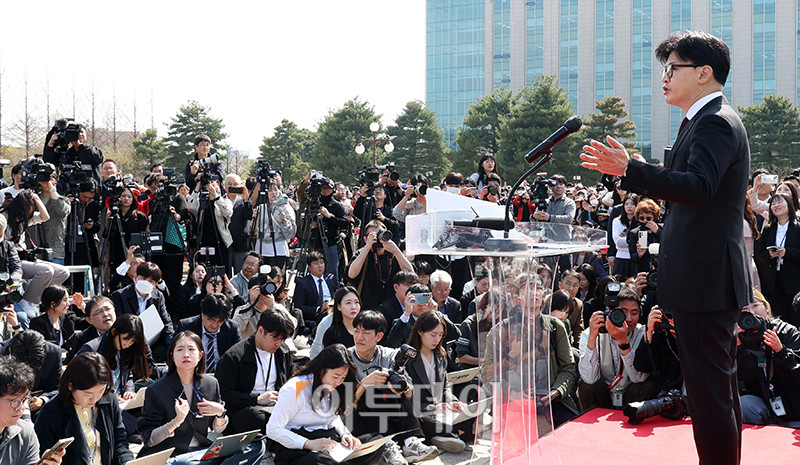 ▲한동훈 전 국민의힘 대표가 10일 서울 여의도 국회 분수대 앞에서 대선 출마 선언을 하고 있다. 고이란 기자 photoeran@