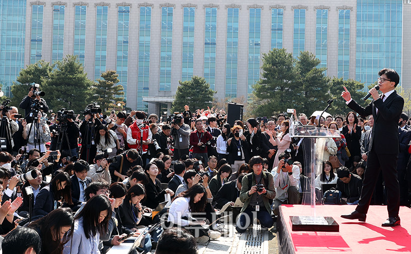 ▲한동훈 전 국민의힘 대표가 10일 서울 여의도 국회 분수대 앞에서 대선 출마 선언을 하고 있다. 고이란 기자 photoeran@