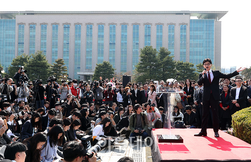 ▲한동훈 전 국민의힘 대표가 10일 서울 여의도 국회 분수대 앞에서 대선 출마 선언을 하고 있다. 고이란 기자 photoeran@