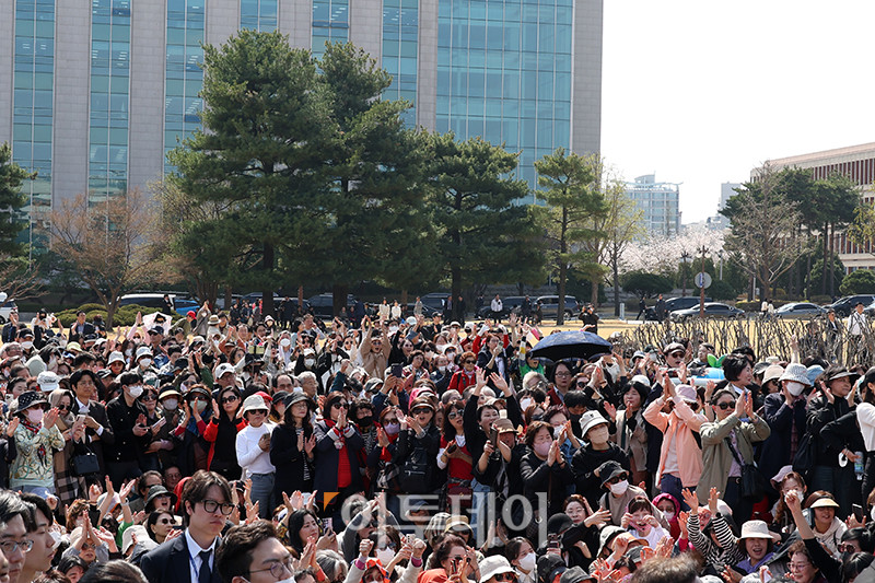 ▲지지자들이 10일 서울 여의도 국회 분수대 앞에서 한동훈 전 국민의힘 대표의 대선 출마 선언을 보며 환호하고 있다. 고이란 기자 photoeran@
