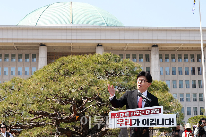 ▲한동훈 전 국민의힘 대표가 10일 서울 여의도 국회 분수대 앞에서 대선 출마 선언을 하고 있다. 고이란 기자 photoeran@