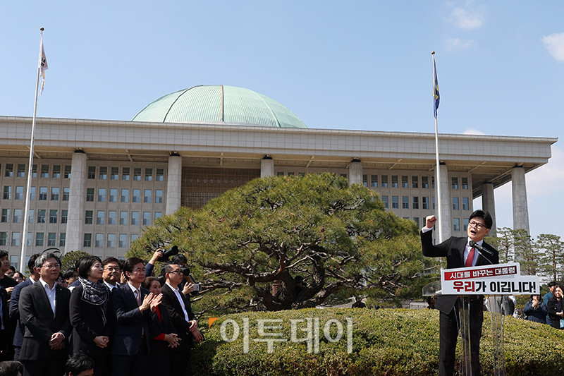 ▲한동훈 전 국민의힘 대표가 10일 서울 여의도 국회 분수대 앞에서 대선 출마 선언을 하고 있다. 고이란 기자 photoeran@