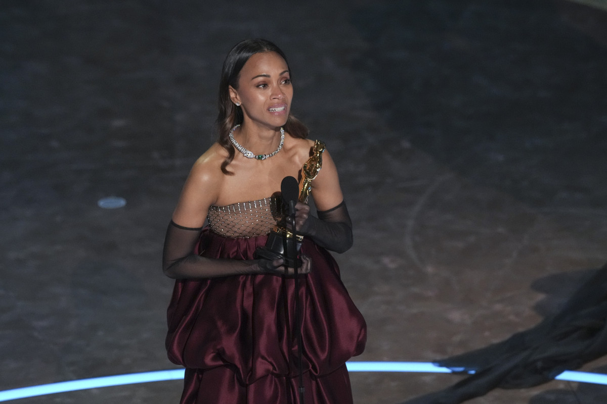 ▲미국 배우 조이 살다나(47)가 3월 2일(현지시간) 미국 로스앤젤레스 돌비극장에서 열린 제97회 아카데미상 시상식에서 프랑스 영화 ‘에밀리아 페레즈’로 여우조연상을 수상했다. 그는 성전환 수술로 새 삶을 도모하는 멕시코 마약조직 두목을 돕는 변호사 리타를 연기했다. 이날 그는 “저는 이민자 부모의 자랑스러운 자녀”라면서 “아카데미상을 받는 최초의 도미니카 출신 미국인 배우지만 제가 마지막이 아니라는 걸 알고 그러길 바란다”라고 말했다. 이에 도널드 트럼프 미국 대통령의 반이민 정책을 겨냥했다는 분석이 나왔다. LA(미국)/AP뉴시스