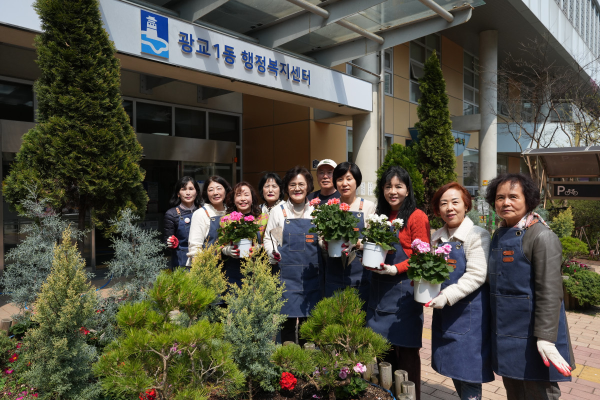 ▲수원특례시 광교1동 행정복지센터는 10일 지역 내 단체원들과 함께 손바닥정원을 조성했다.  (수원 광교1동)