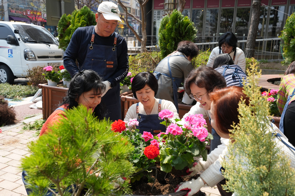 ▲수원특례시 광교1동 행정복지센터는 10일 지역 내 단체원들과 함께 손바닥정원을 조성했다.  (수원 광교1동)