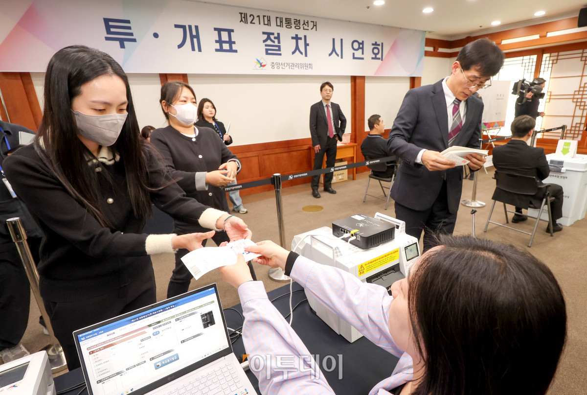 ▲10일 경기 과천시 중앙선거관리위원회에서 선관위 직원들이 21대 대선 사전 투·개표 절차 시연을 하고 있다. 조현호 기자 hyunho@