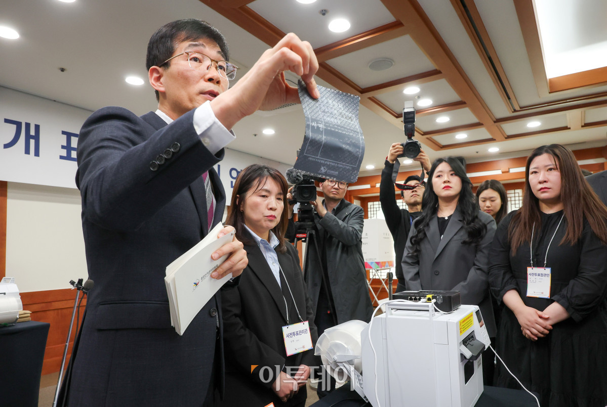 ▲10일 경기 과천시 중앙선거관리위원회에서 선관위 직원들이 21대 대선 사전 투·개표 절차 시연을 하고 있다. 조현호 기자 hyunho@