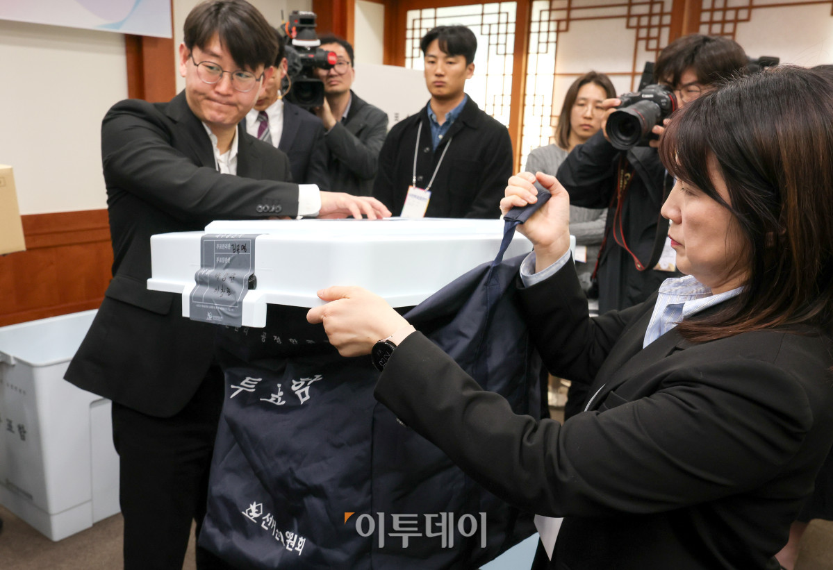 ▲10일 경기 과천시 중앙선거관리위원회에서 선관위 직원들이 21대 대선 사전 투·개표 절차 시연을 하고 있다. 조현호 기자 hyunho@