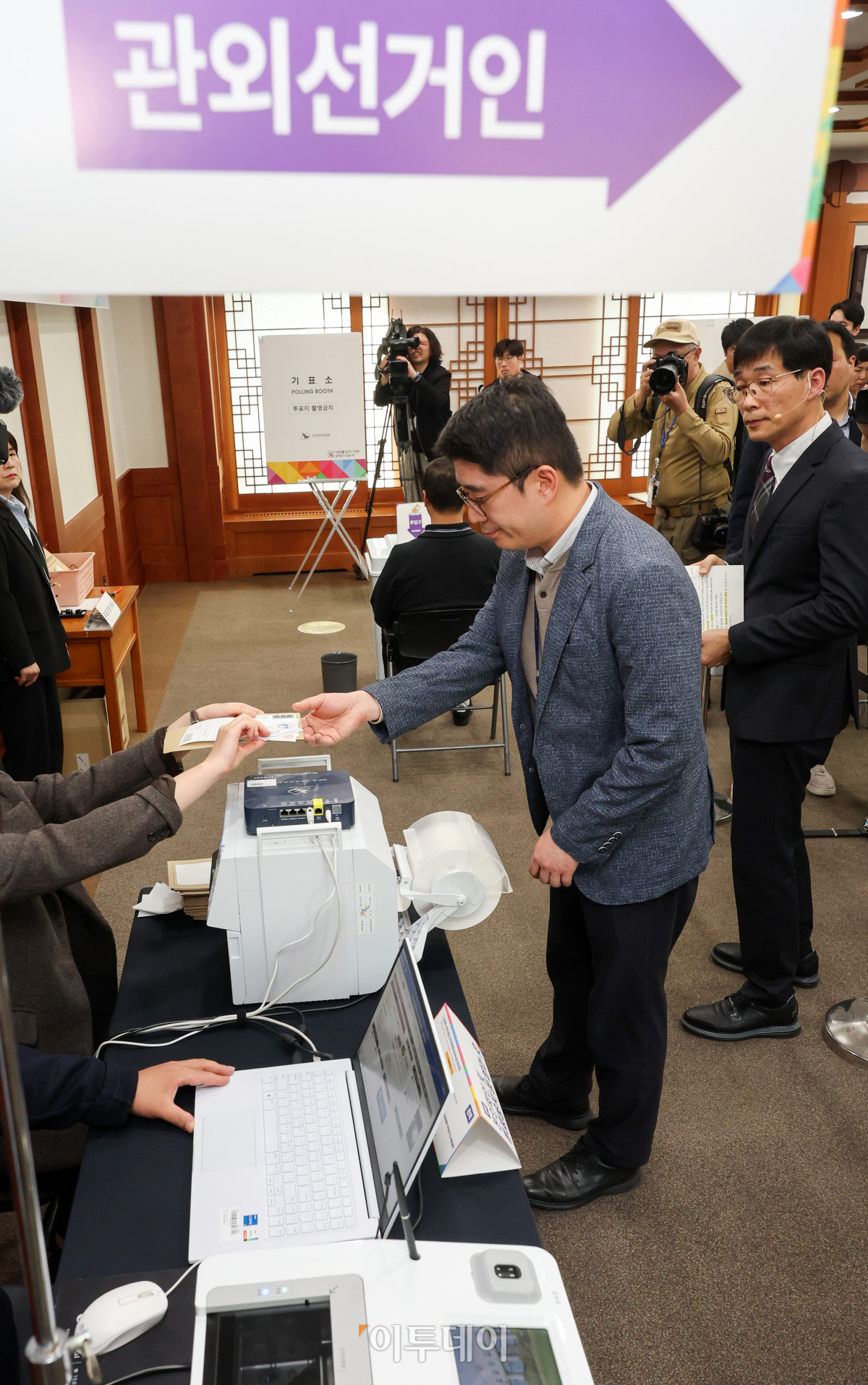 ▲10일 경기 과천시 중앙선거관리위원회에서 선관위 직원들이 21대 대선 사전 투·개표 절차 시연을 하고 있다. 조현호 기자 hyunho@