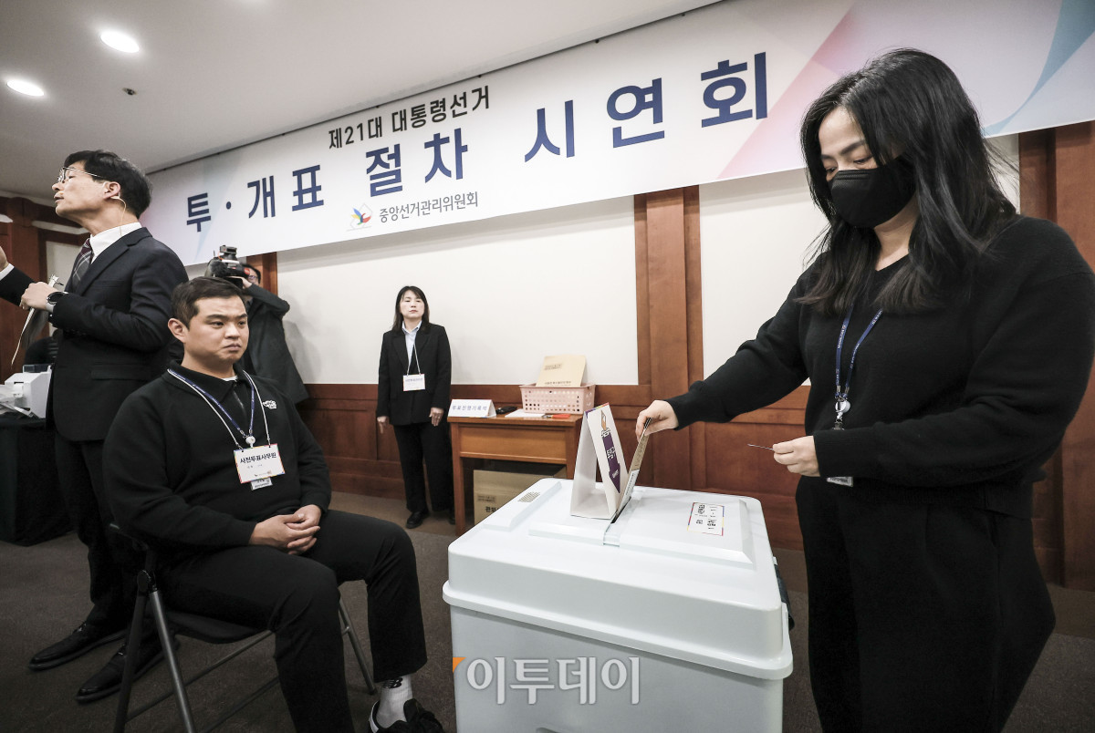 ▲10일 경기 과천시 중앙선거관리위원회에서 선관위 직원들이 21대 대선 사전 투·개표 절차 시연을 하고 있다. 조현호 기자 hyunho@