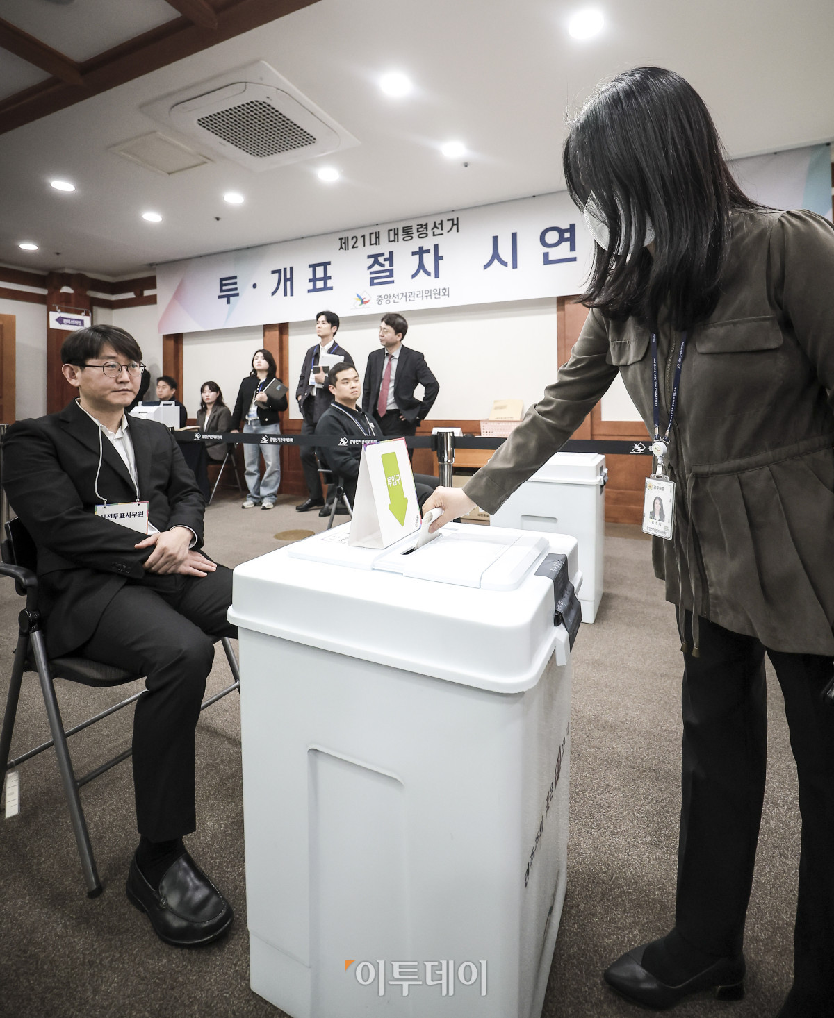 ▲10일 경기 과천시 중앙선거관리위원회에서 선관위 직원들이 21대 대선 사전 투·개표 절차 시연을 하고 있다. 조현호 기자 hyunho@