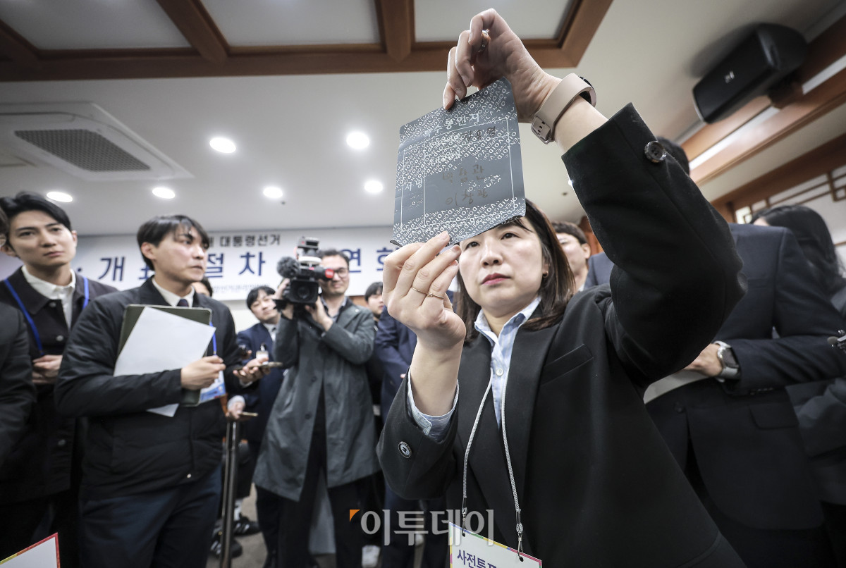 ▲10일 경기 과천시 중앙선거관리위원회에서 열린 21대 대선 사전 투·개표 절차 시연회에서 선거관리관이 투표함에 붙인 특수봉인지를 들어보이고 있다. 조현호 기자 hyunho@