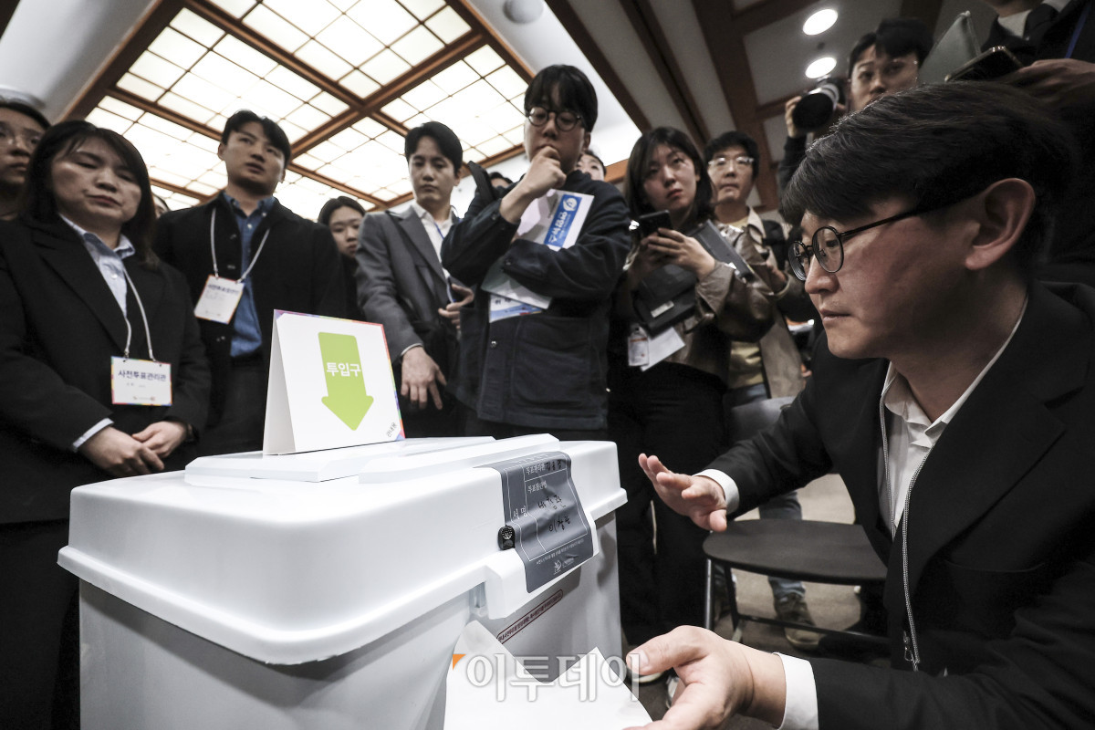 ▲10일 경기 과천시 중앙선거관리위원회에서 열린 21대 대선 사전 투·개표 절차 시연회에서 선거사무원이 투표함에 특수봉인지를 붙이고 있다. 조현호 기자 hyunho@