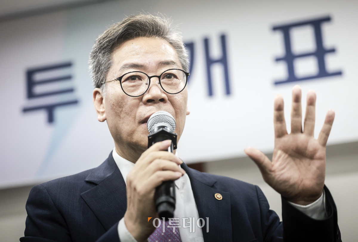 ▲김용빈 중앙선거관리위원회 사무총장이 10일 경기 과천시 중앙선거관리위원회에서 열린 21대 대선 사전 투·개표 절차 시연회에서 박주현 변호사의 투표함 관련 항의에 답하고 있다. 조현호 기자 hyunho@