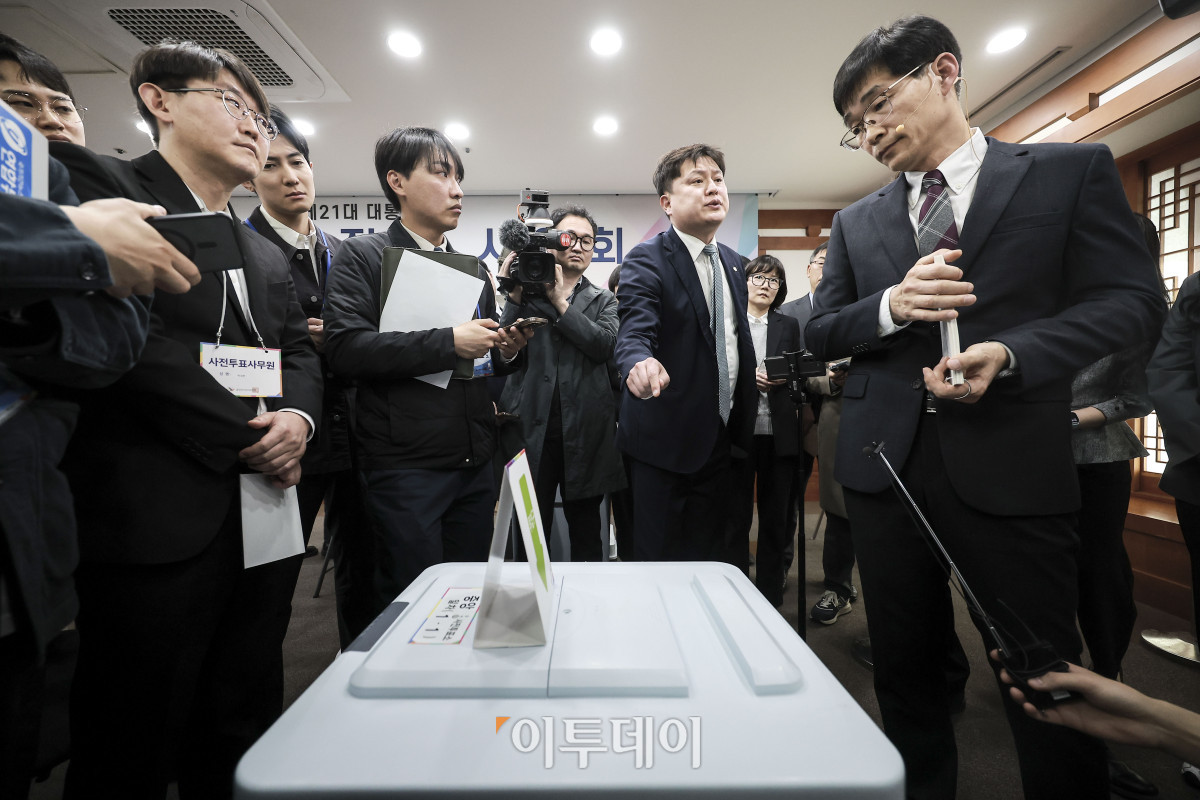 ▲박주현 변호사가 10일 경기 과천시 중앙선거관리위원회에서 열린 21대 대선 사전 투·개표 절차 시연회에서 투표함에 부착되는 특수봉인지 관련 항의를 하고 있다. 조현호 기자 hyunho@