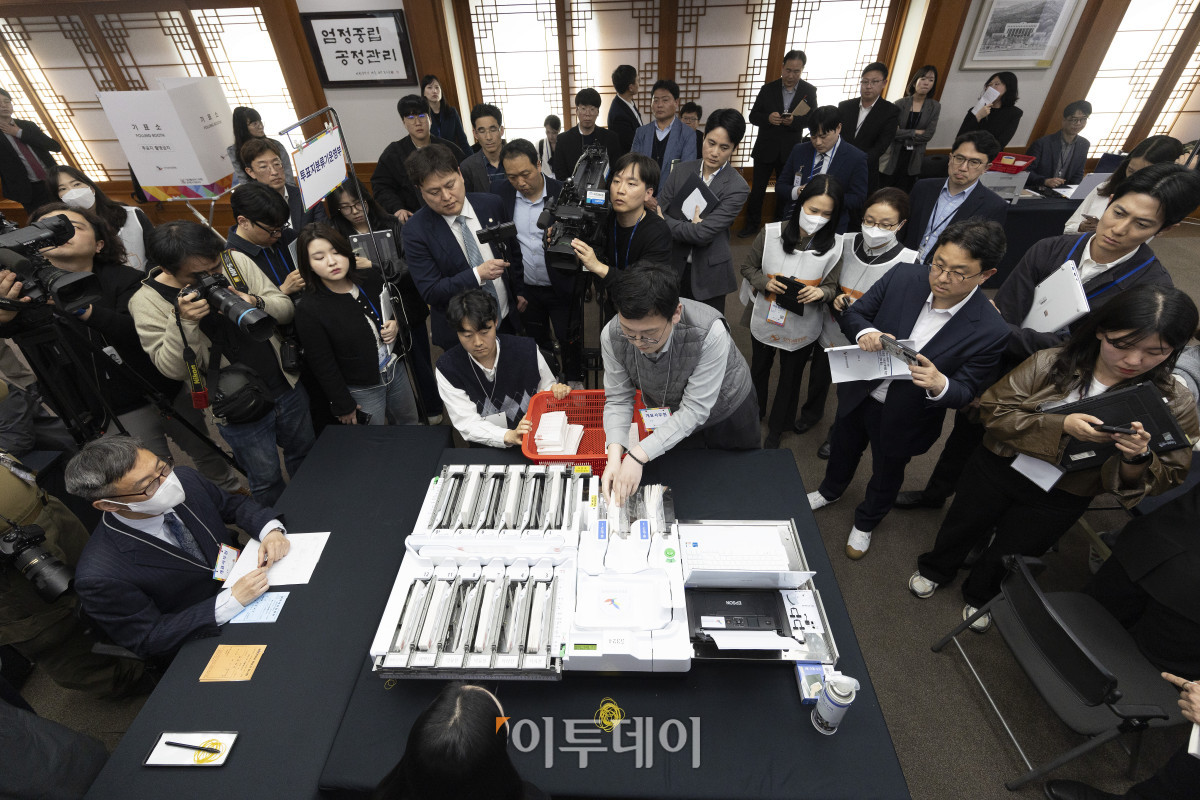 ▲10일 오후 경기도 과천시 중앙선거관리위원회에서 열린 제21대 대통령 선거 투·개표 절차 시연회에서 선관위 직원들이 투표지 분리기로 시연을 하고 있다. 조현호 기자 hyunho@