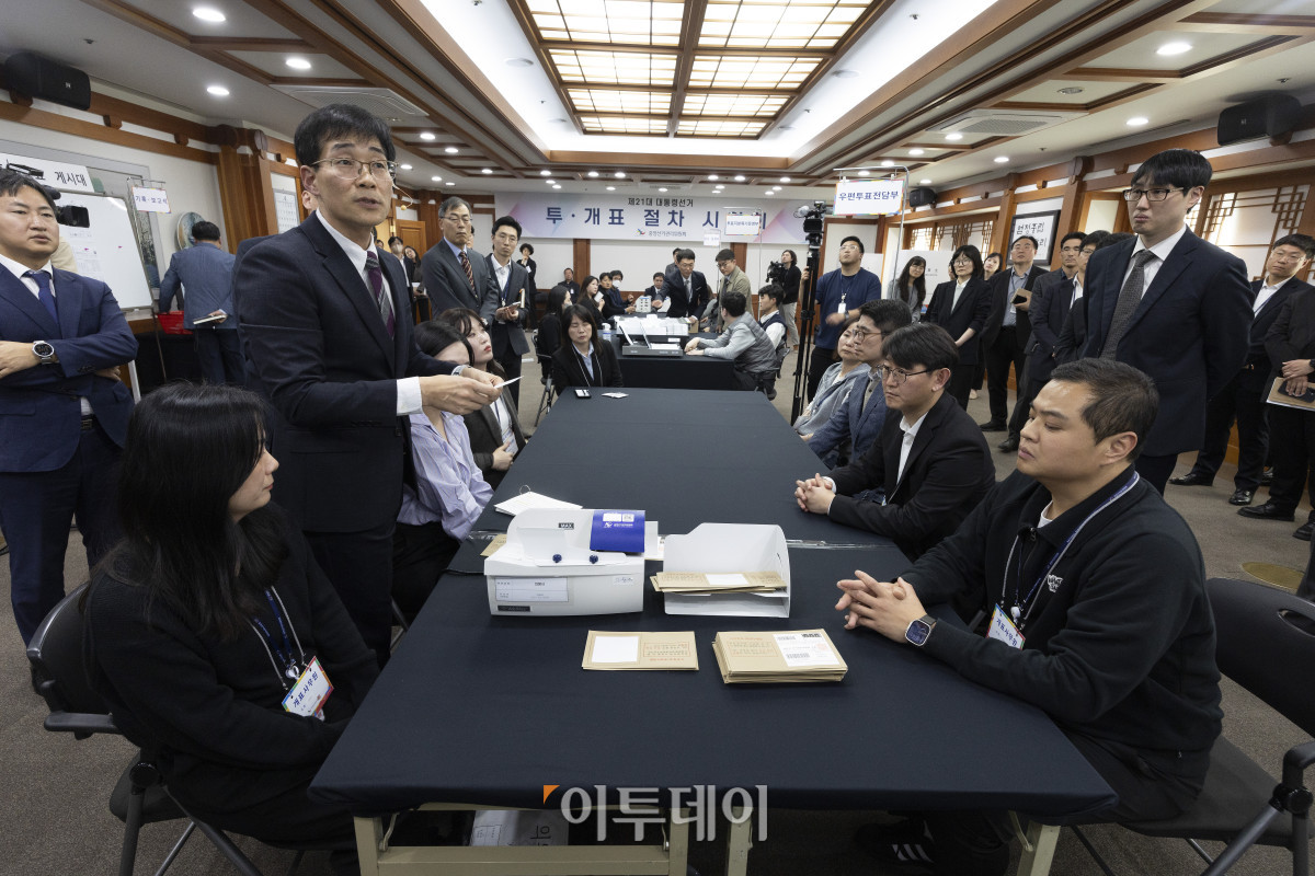▲10일 오후 경기도 과천시 중앙선거관리위원회에서 열린 제21대 대통령 선거 투·개표 절차 시연회에서 윤요섭 중앙선거관리위원회 선거관리 과장이 관외사전투표 개표에 대해 설명하고 있다. 조현호 기자 hyunho@