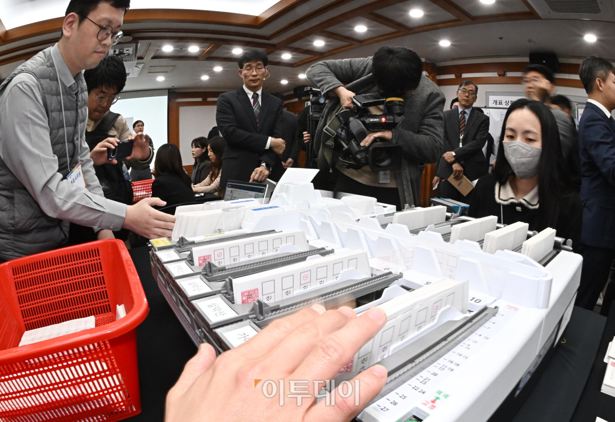▲10일 경기 과천시 중앙선거관리위원회에서 열린 제21대 대통령선거 투·개표 시연회에서 선관위 관계자가 투표지분류기를 이용해 개표 과정 시연을 하고 있다. 조현호 기자 hyunho@