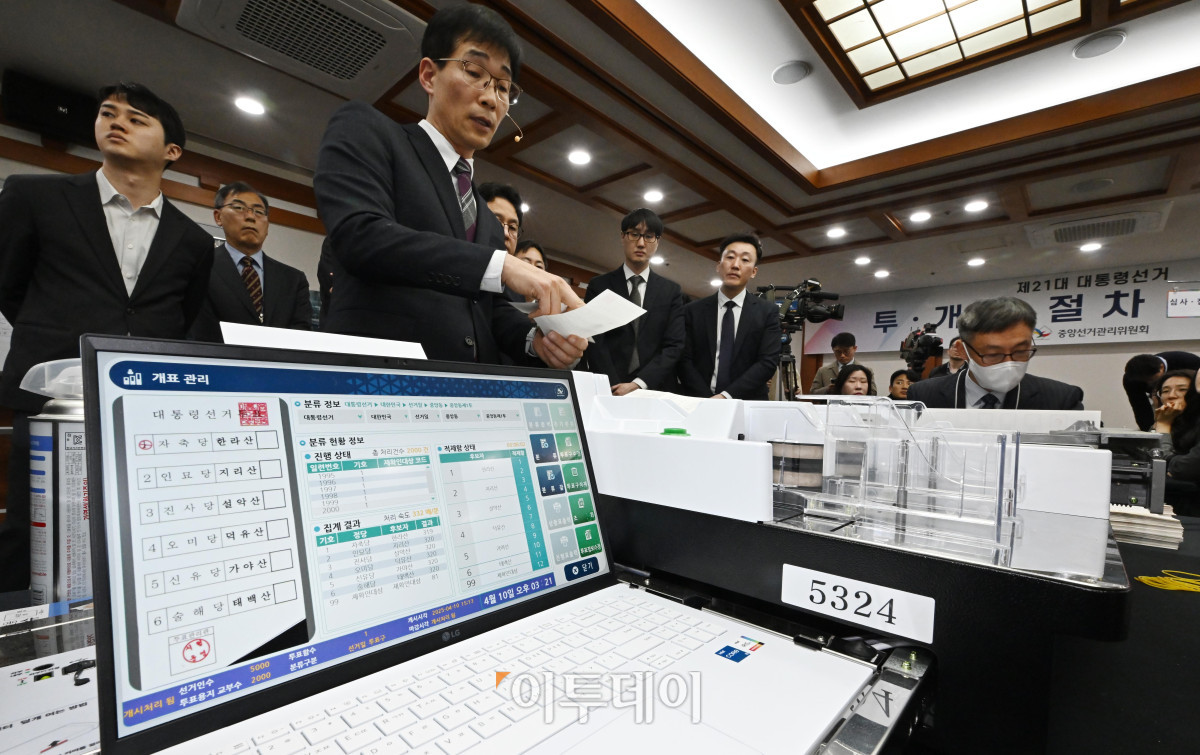 ▲10일 경기 과천시 중앙선거관리위원회에서 열린 제21대 대통령선거 투·개표 시연회에서 선관위 관계자가 투표지분류기를 이용해 개표 과정 시연을 하고 있다. 조현호 기자 hyunho@