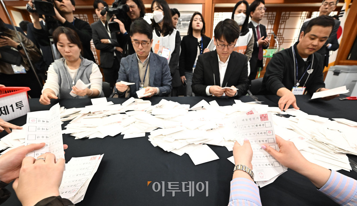 ▲10일 경기 과천시 중앙선거관리위원회에서 열린 제21대 대통령선거 투·개표 시연회에서 선관위 관계자가 개표 과정 시연을 하고 있다. 조현호 기자 hyunho@