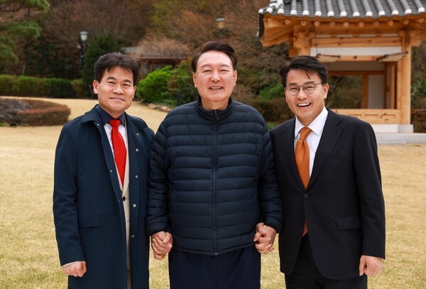 ▲한국사 강사 전한길 씨가 9일 한남동 관저에서 윤상현 국민의힘 의원과 함께 윤석열 전 대통령을 만났다. (출처=전한길뉴스)
