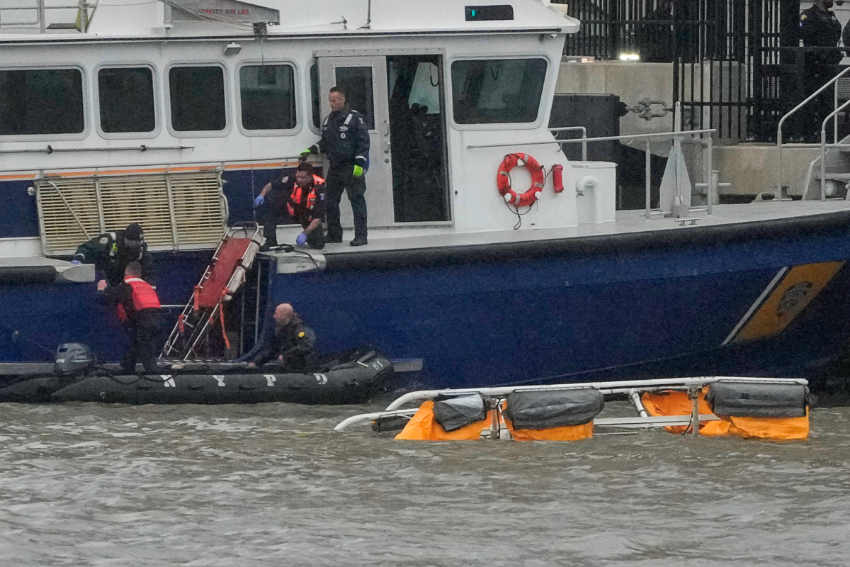 ▲10일(현지시간) 미국 뉴욕 맨해튼 허드슨강 헬리콥터 추락 사고 현장에서 응급 구조대원들이 사고 수습 작업에 나서고 있다. (로이터/연합뉴스)